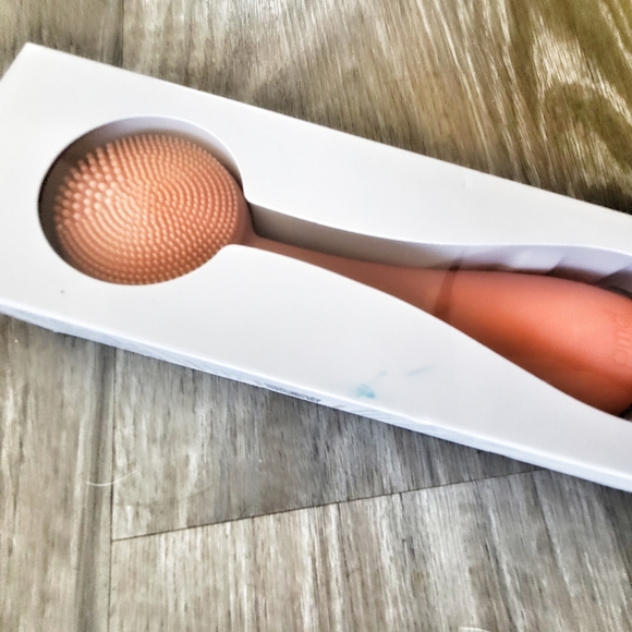 ❌️ SOLD PMD Clean Smart Facial Cleansing Device - Picture 2 of 5